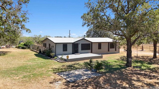 303 County Road 425, Stockdale, TX 78160