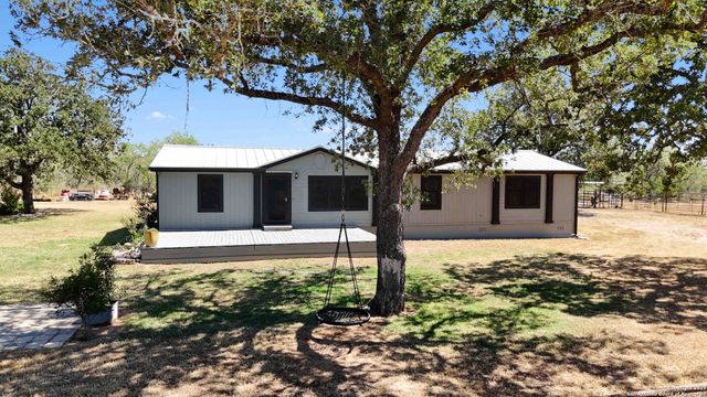 303 County Road 425, Stockdale, TX 78160