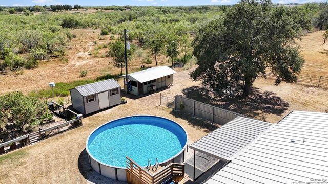 303 County Road 425, Stockdale, TX 78160