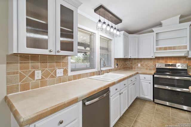 303 County Road 425, Stockdale, TX 78160