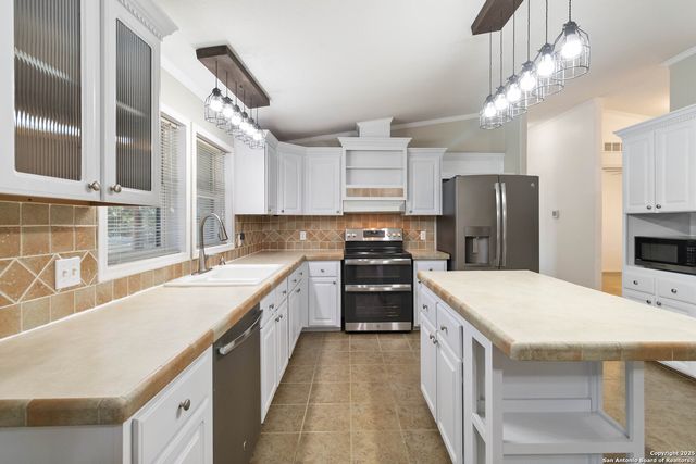 303 County Road 425, Stockdale, TX 78160