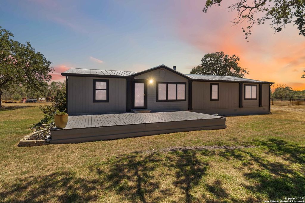 303 County Road 425, Stockdale, TX 78160