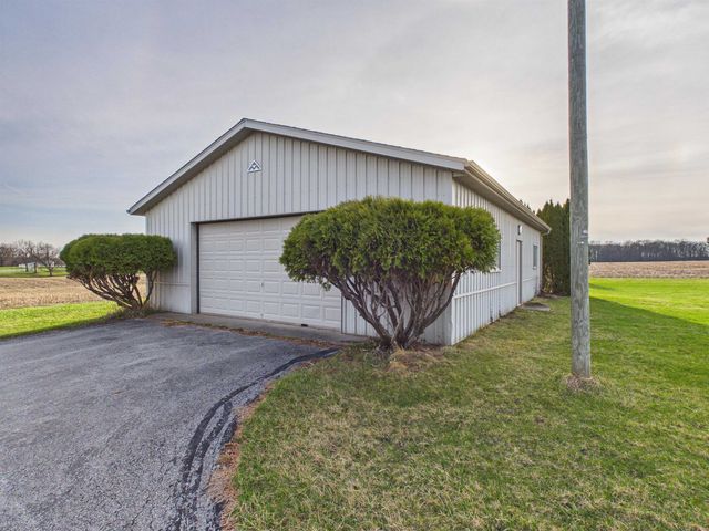 5766 N 200 West Road, Huntington, IN 46750