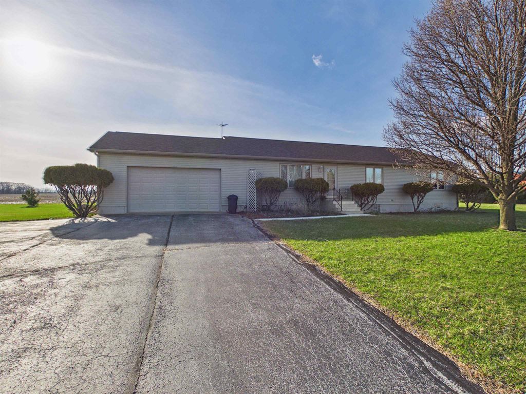 5766 N 200 West Road, Huntington, IN 46750
