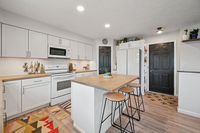 210 Meadow Creek Drive, Florence, KY 41042