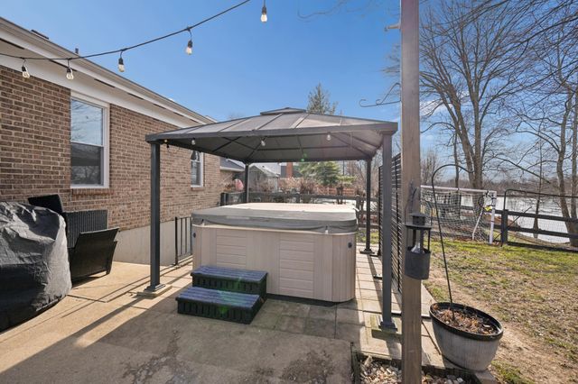 210 Meadow Creek Drive, Florence, KY 41042