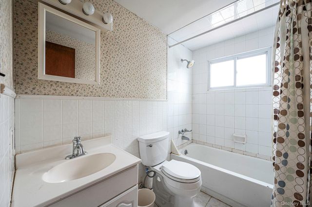 3 Layton Avenue, Hicksville, NY 11801