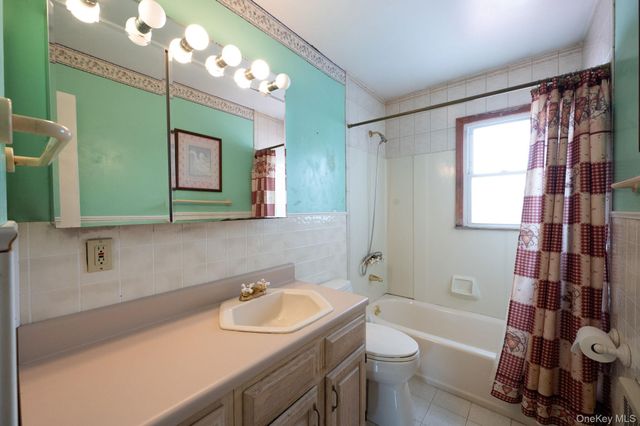 3 Layton Avenue, Hicksville, NY 11801