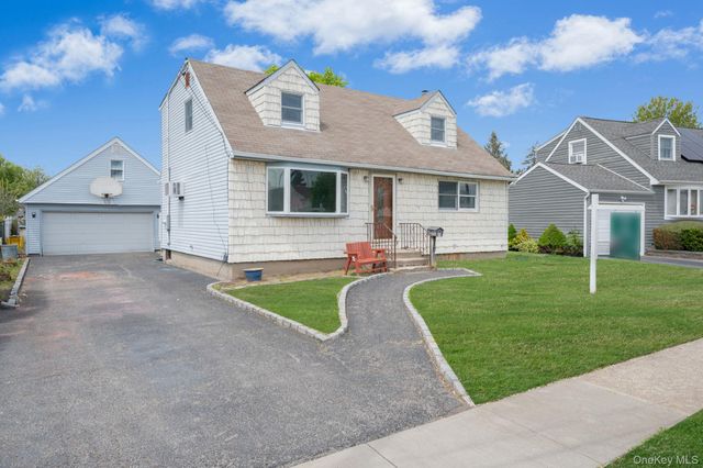 3 Layton Avenue, Hicksville, NY 11801