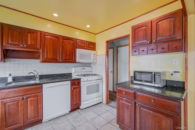 3 Layton Avenue, Hicksville, NY 11801