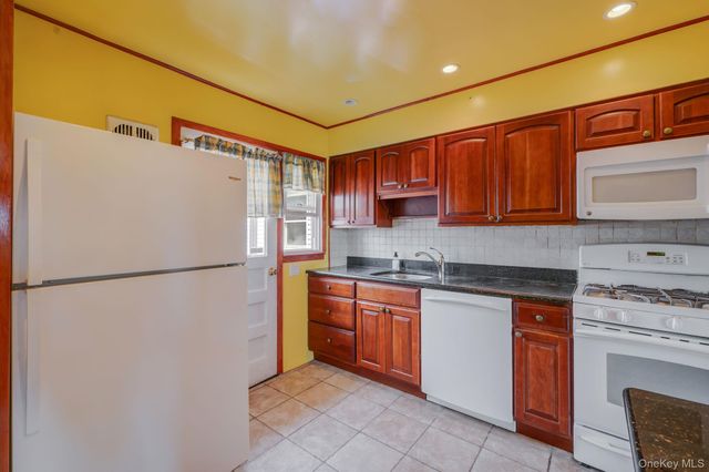 3 Layton Avenue, Hicksville, NY 11801