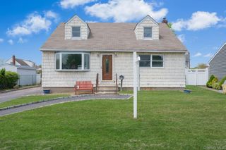 3 Layton Avenue, Hicksville, NY 11801