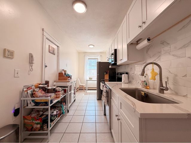 8 Ransom Rd 8, Boston, MA 02135