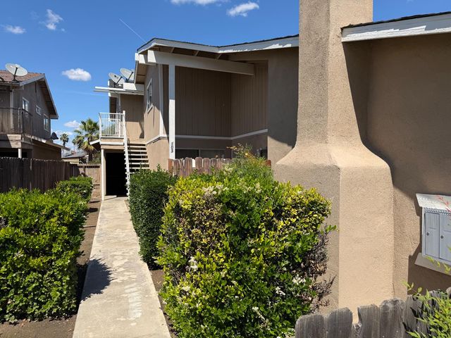 571 W Ashlan Avenue, Clovis, CA 93612
