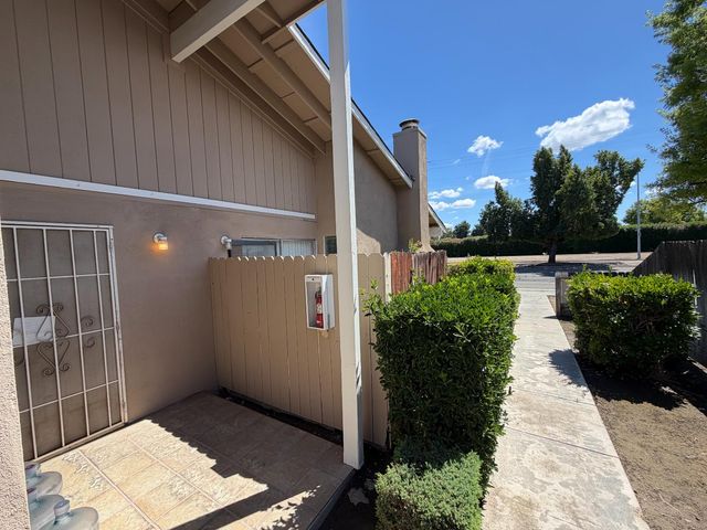 571 W Ashlan Avenue, Clovis, CA 93612