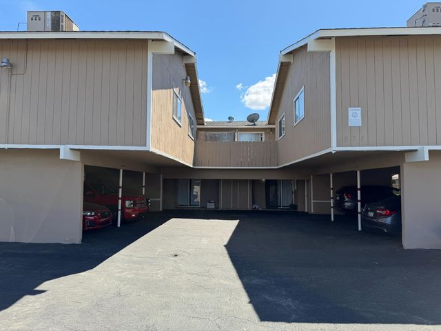 571 W Ashlan Avenue, Clovis, CA 93612