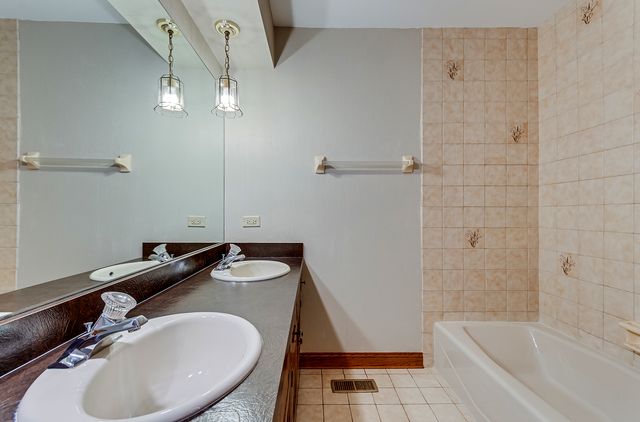 8732 W Surrey Park, Palos Hills, IL 60465