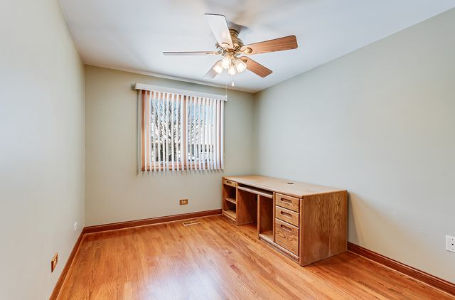 8732 W Surrey Park, Palos Hills, IL 60465
