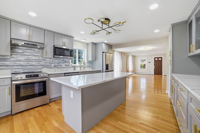 11 Hampton St, Auburn, MA 01501