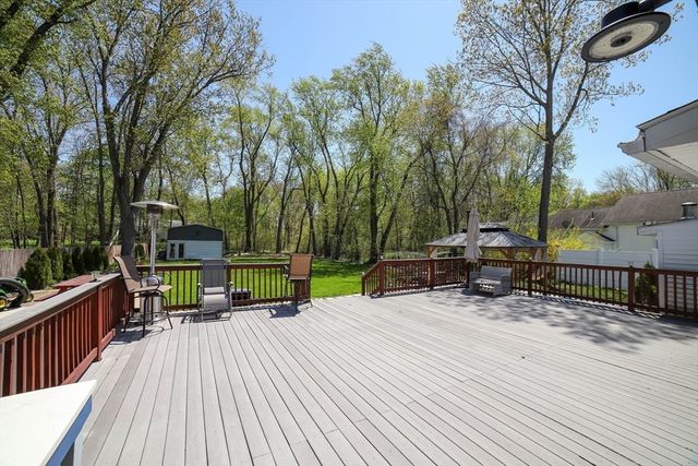 11 Hampton St, Auburn, MA 01501