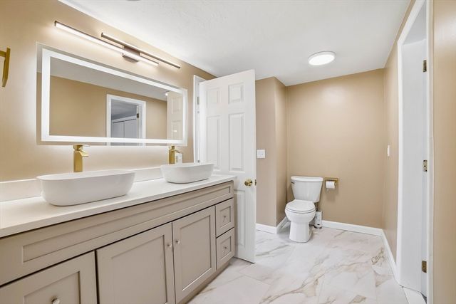 11 Hampton St, Auburn, MA 01501
