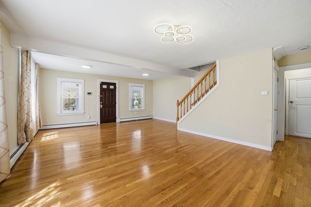11 Hampton St, Auburn, MA 01501