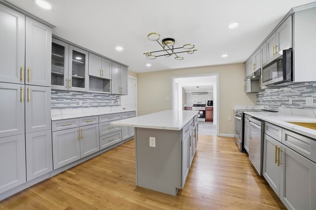 11 Hampton St, Auburn, MA 01501