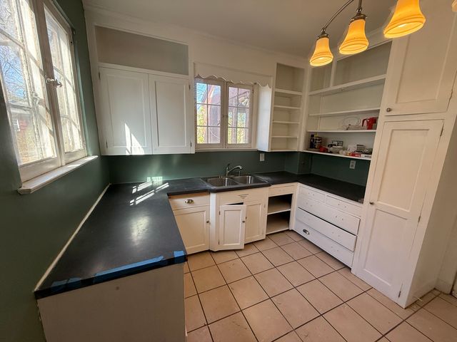 618 S Harvey Avenue, Freeport, IL 61032