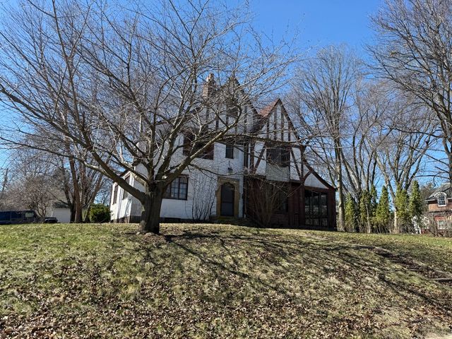 618 S Harvey Avenue, Freeport, IL 61032