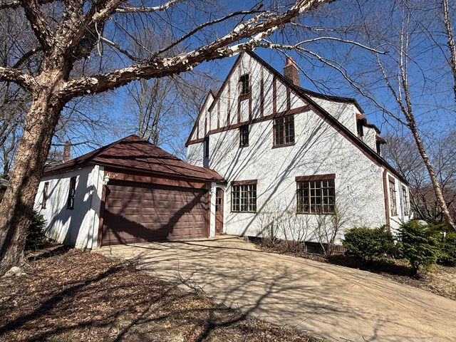 618 S Harvey Avenue, Freeport, IL 61032