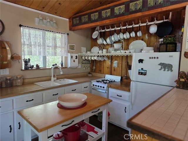 2151 Tank Road, Los Angeles, CA 92308