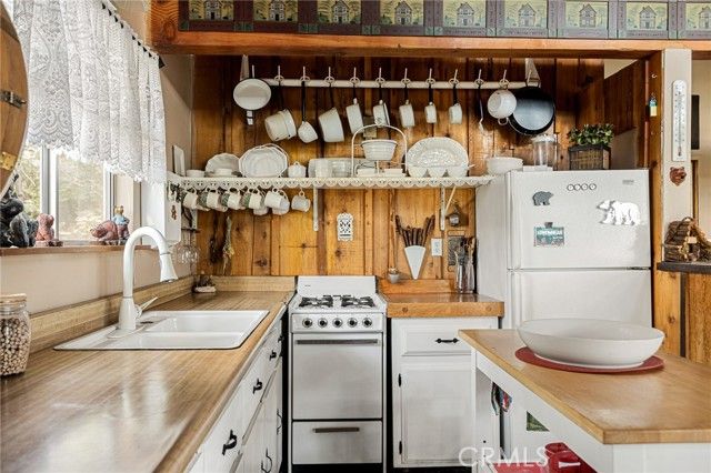 2151 Tank Road, Los Angeles, CA 92308