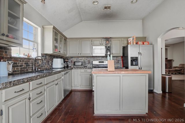 201 W Charleston Place, Broken Arrow, OK 74011