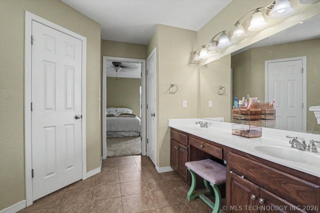 201 W Charleston Place, Broken Arrow, OK 74011