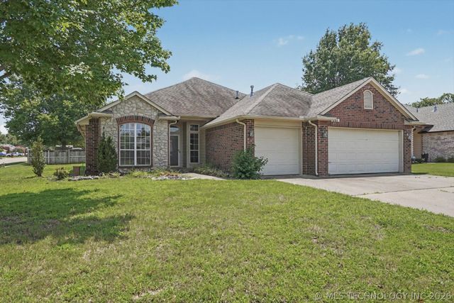 201 W Charleston Place, Broken Arrow, OK 74011