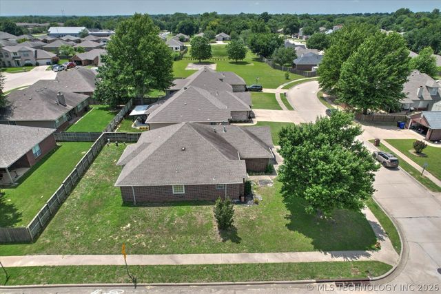 201 W Charleston Place, Broken Arrow, OK 74011