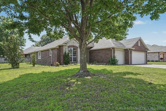 201 W Charleston Place, Broken Arrow, OK 74011