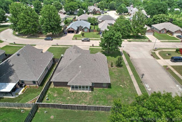 201 W Charleston Place, Broken Arrow, OK 74011