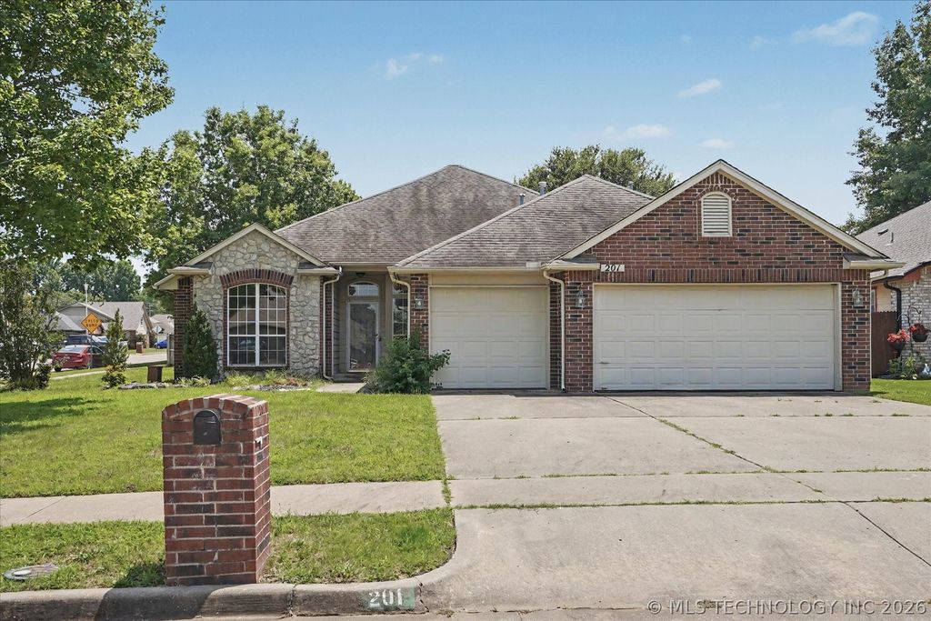 201 W Charleston Place, Broken Arrow, OK 74011