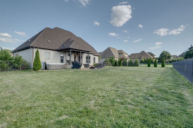 902 Larkspur Ln, Lebanon, TN 37087