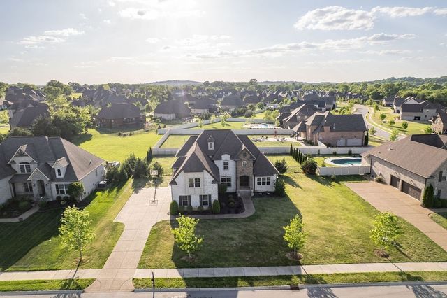 902 Larkspur Ln, Lebanon, TN 37087