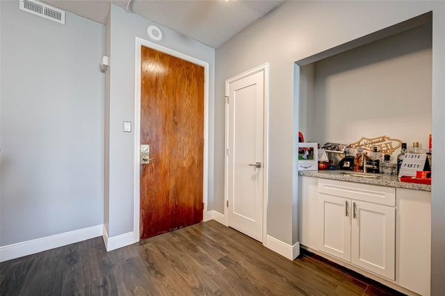 5150 Hidalgo Street 402, Houston, TX 77056