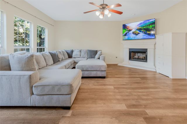 1009 Rutherford DR, Leander, TX 78641