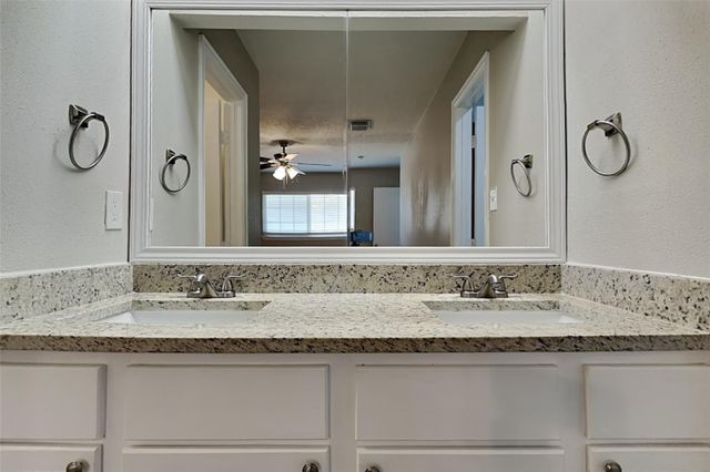16854 Gleneagle Drive N, Conroe, TX 77385