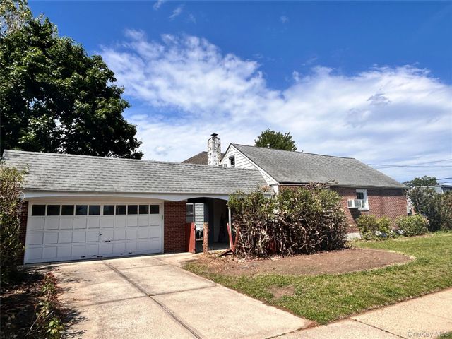 265 Euston Road S, Garden City South, NY 11530