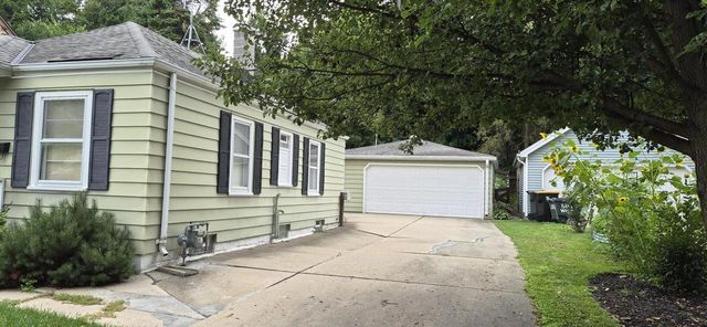 6719 Hillside LANE, Wauwatosa, WI 53213
