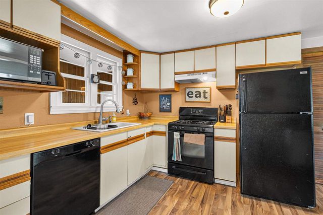 1427 OAK STREET, Oshkosh, WI 54901