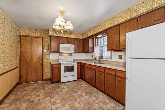 43 Circle Dr, Brighton Twp, PA 15009