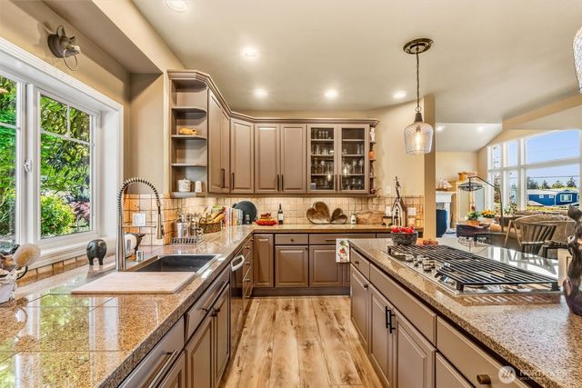 932 9th Avenue N, Edmonds, WA 98020