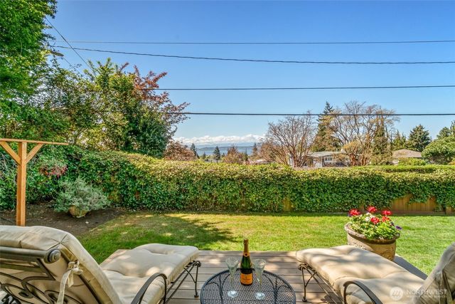 932 9th Avenue N, Edmonds, WA 98020